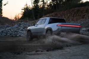 Rivian volta a adiar primeiras entregas da pick-up elétrica thumbnail