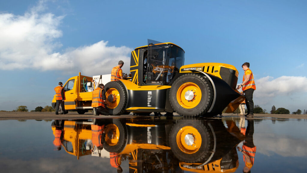 JCB Fastrac 2 é o trator mais rápido do mundo, diz o livro Guiness de