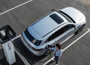 Mercedes-Benz EQC vai passar a carregar mais rápido thumbnail