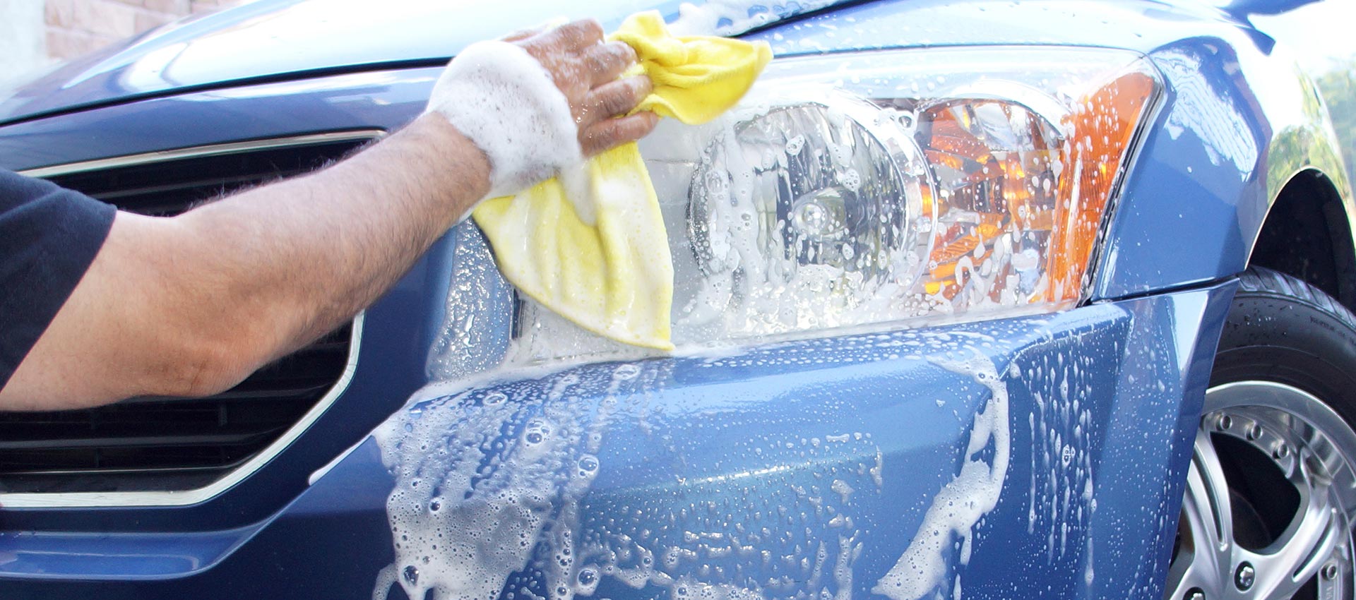 Washing machines cars. Car Wash автомойка. Губка для мойки автомобиля. Мытье автомобиля. Самостоятельная мойка автомобиля.