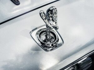 É assim que funciona o Spirit of Ecstasy retrátil dos Rolls-Royce thumbnail