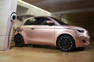 Estes são os preços do novo FIAT 500 elétrico thumbnail