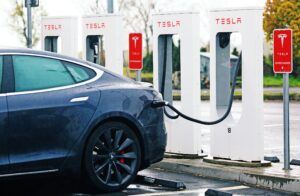 Tesla dá início à primeira experiência de abertura dos Superchargers a outras marcas thumbnail