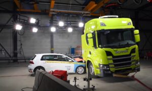 Scania destrói Volkswagen Golf para testar a resistência de baterias thumbnail