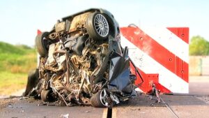 Isto é o que acontece quando um carro embate a 190 km/h thumbnail