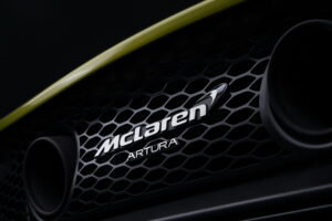 Novo teaser do McLaren Artura mostra mais detalhes antes da apresentação thumbnail