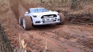 Este Ford Mustang é completamente diferente de tudo o que temos visto thumbnail