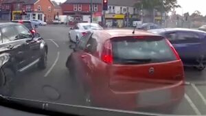 Perseguição policial acaba com despiste a alta velocidade de um Volkswagen Golf R thumbnail