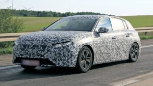 Novo Peugeot 308 “caçado” sob forte camuflagem thumbnail