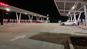 Tesla inaugura maior estação de postos de carregamento do mundo thumbnail