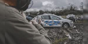 Ferro-velho britânico permite aos clientes destruir carros para a despedida de 2020 thumbnail