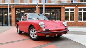 Porsche restaura 911 S Targa de 1967 que passou 40 anos fechado num barracão thumbnail