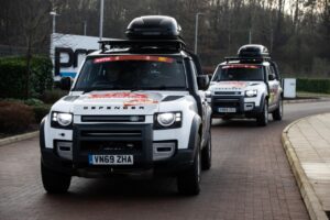 Dois Land Rover Defender 110 vão participar no Dakar como carros de apoio thumbnail