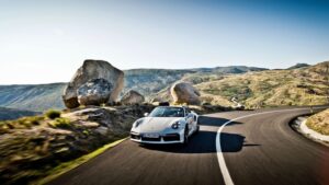 Revista Curves percorre Portugal de Porsche 911 Turbo S Cabriolet thumbnail