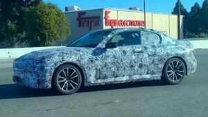 Novo BMW Série 2 Coupé “apanhado” em vídeo ainda camuflado thumbnail