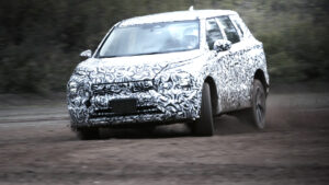 Mitsubishi mostra teaser do novo Outlander durante a fase de testes thumbnail