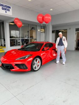 Homem de 90 anos mostra que idade é só um número ao comprar o novo Chevrolet Corvette C8 thumbnail