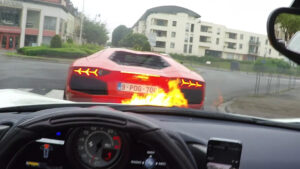 Lamborghini Aventador “cospe fogo” pelo escape e acaba a incendiar Ferrari! thumbnail