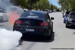 Condutor de Mercedes-AMG C 63 S tenta fazer burnout, corre mal, e carro acaba em chamas thumbnail