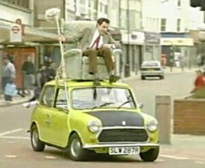 Lembra-se de quando Mr.Bean conduziu o Mini numa poltrona? Rowan Atkinson explica como foi feita a cena thumbnail