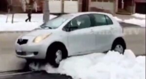 Assaltante é apanhado, tenta fugir de Toyota Yaris, mas acaba preso na neve thumbnail