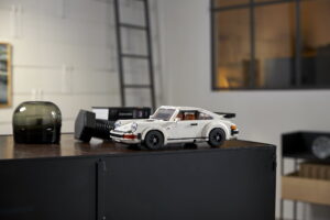 Lego apresenta novo kit do Porsche 911 Turbo e Targa da geração 930 thumbnail