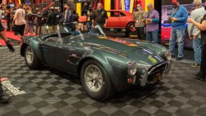 Shelby Cobra 427 do próprio Carroll Shelby foi vendido em leilão por 4,9 milhões de euros thumbnail