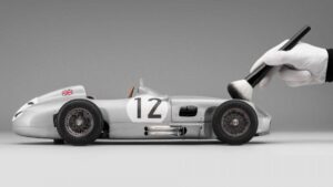 Réplica em miniatura do Mercedes W196 conduzido por Stirling Moss custa mais de 10 mil euros thumbnail