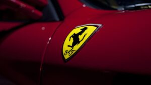 Ferrari vê fim dos carros a combustão como oportunidade para criar “produtos ainda mais distintos” thumbnail