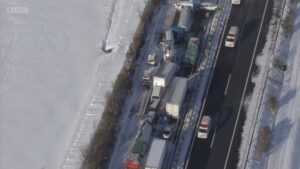 Tempestade de neve no Japão causa enorme acidente com 130 carros envolvidos thumbnail