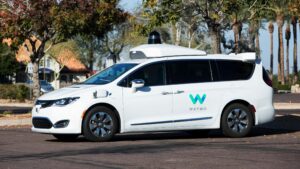 Para o líder da Waymo, carros autónomos apresentam mais desafios do que foguetões thumbnail