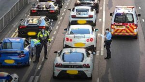 Polícia de Hong Kong interceta 45 supercarros por suspeitas de corrida ilegal thumbnail