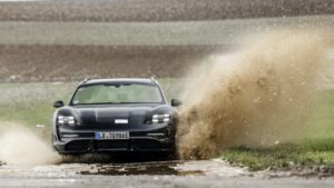 Porsche mostra novo vídeo do Taycan Cross Turismo em testes thumbnail