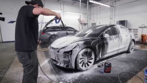 Tem a certeza que sabe lavar o seu carro? Os “pros” mostram o que precisa de fazer para não danificar a pintura thumbnail