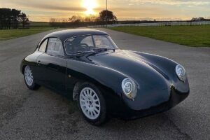 Parece um Porsche 356A, mas é apenas um elétrico britânico com 370 km de autonomia thumbnail