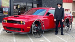 Visionário decide equipar Dodge Challenger Hellcat com rodas de carroça thumbnail