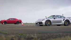 Dodge Demon enfrenta Porsche 911 Turbo S em drag race thumbnail