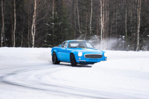 Volvo P1800 Cyan mostra o que vale na neve thumbnail