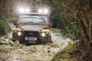 Land Rover cria série limitada do Defender clássico Camel Trophy thumbnail