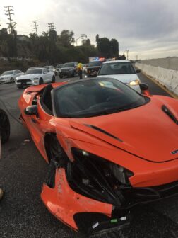 McLaren 720S alugado fica neste estado depois de acidente a alta velocidade thumbnail