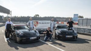 Foi assim que o novo Porsche 911 GT3 realizou menos de 7 minutos em Nürburgring thumbnail