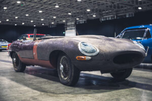 Quer um clássico para restaurar? Este Jaguar E-Type procura novo dono thumbnail