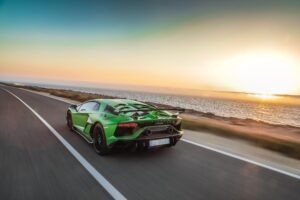 Lamborghini faz recall a Aventador devido à possibilidade de um painel levantar voo em andamento thumbnail