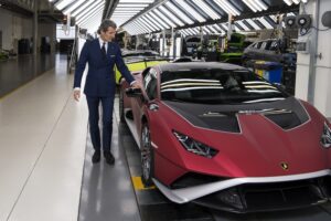 Lamborghini garante dois novos modelos com motor V12 em 2021 thumbnail