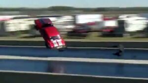 Chevrolet Camaro levanta voo em plena drag race e piloto evita o pior thumbnail