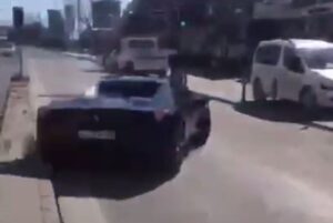 Condutor tenta sair “com estilo” de lavagem e acaba a destruir o Ferrari 458 thumbnail