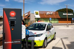 Restaurantes McDonald’s vão passar a ter carregadores rápidos para carros elétricos thumbnail