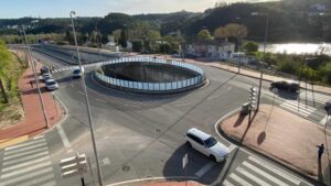 Passadeira insólita atravessa rotunda da Boavista em Coimbra thumbnail