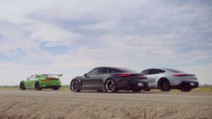 Keanu Reeves já conduziu o novo Porsche Taycan num documentário da marca alemã thumbnail