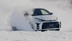 Toyota GR Yaris mostra como se deve conduzir na neve thumbnail